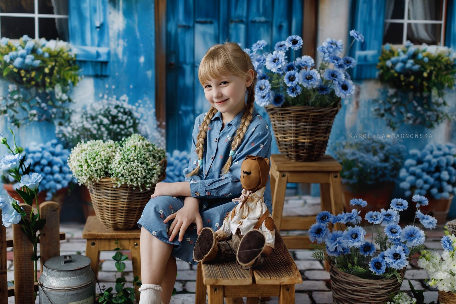 Portret siedzącej dziewczynki z rekwizytem na tle fotograficznym 2876
