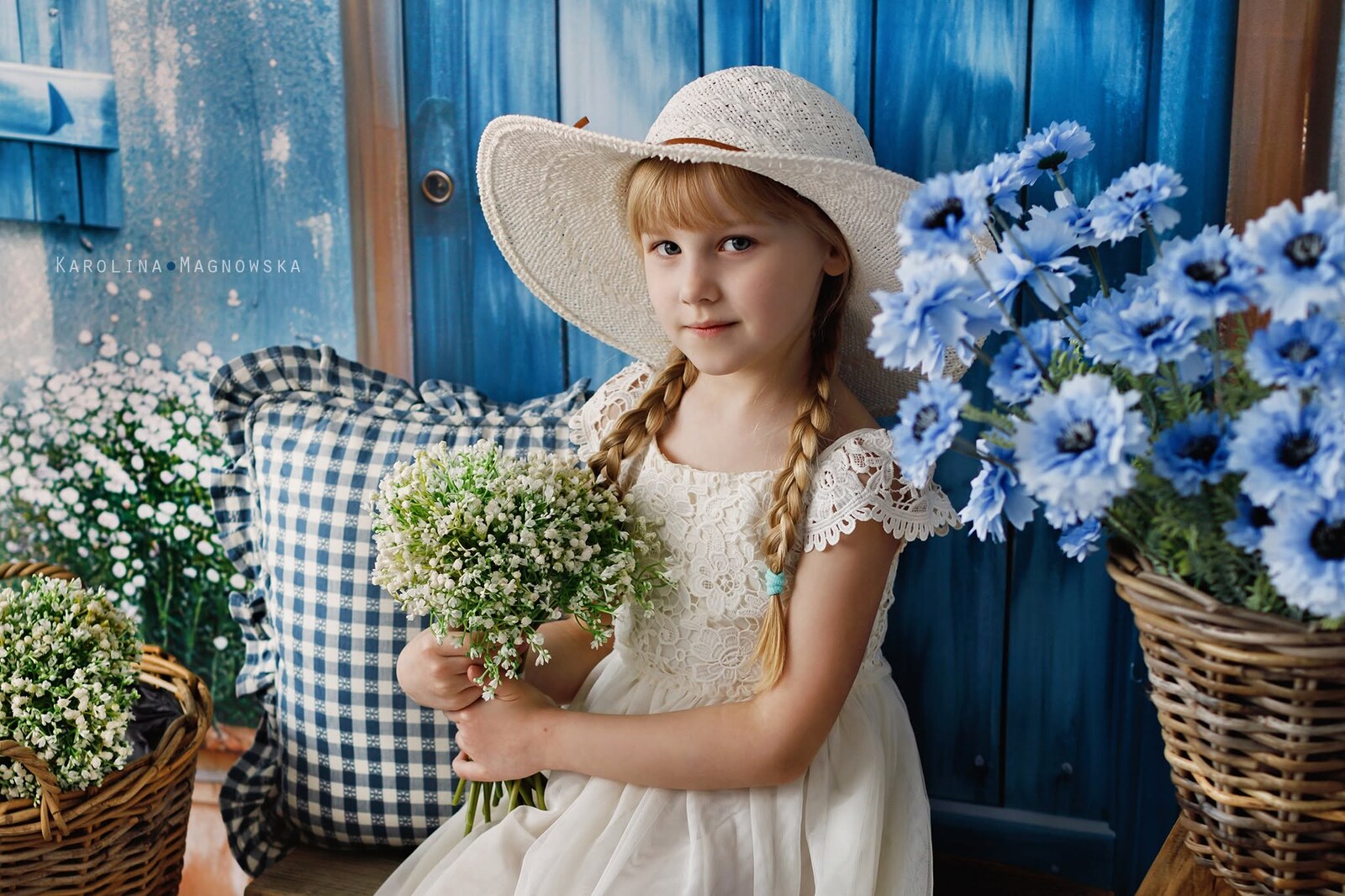 Portret dziewczynki z bukietem na niebieskim tle fotograficznym 2876
